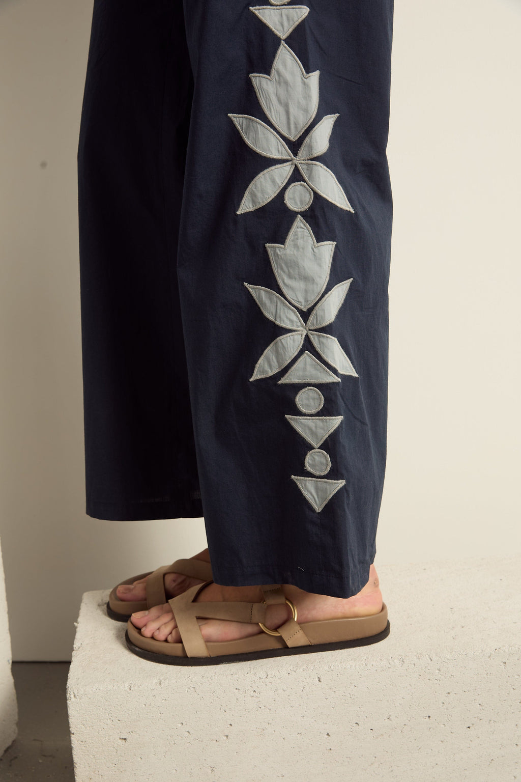 PANTALON ERIKA FLORAL - DELHI BLUE